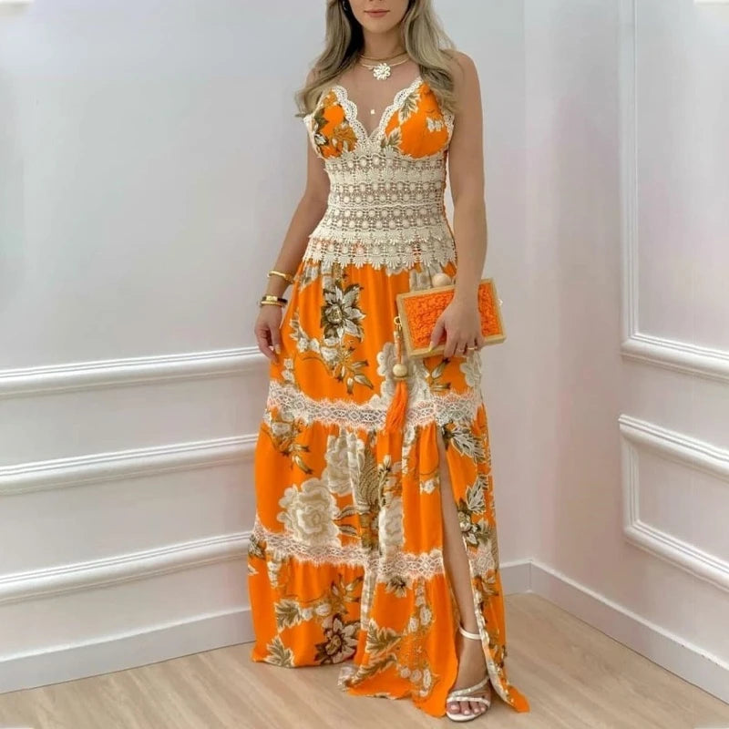Vestido longo feminino com estampa floral, detalhe em renda e fenda lateral.