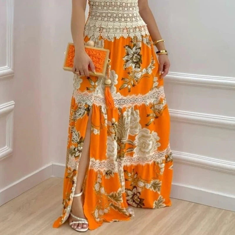 Vestido longo feminino com estampa floral, detalhe em renda e fenda lateral.