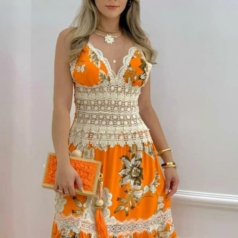 Vestido longo feminino com estampa floral, detalhe em renda e fenda lateral.