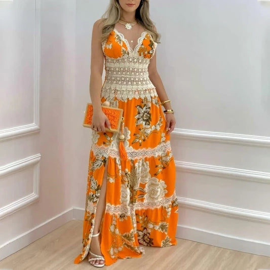 Vestido longo feminino com estampa floral, detalhe em renda e fenda lateral.